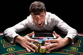 Filipino player enjoying online bingo on a mobile phone with tara link